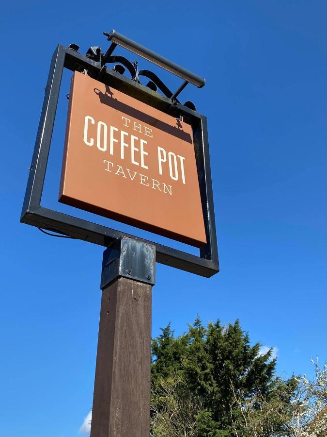 Bed and Breakfast The Coffee Pot Tavern Potterspury Экстерьер фото